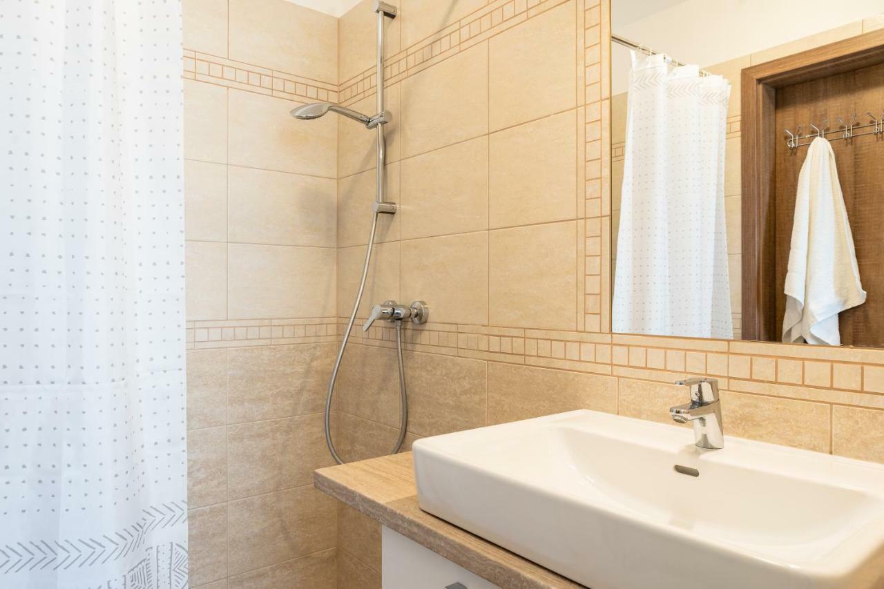 Raba Apartman Sarvar Ngoại thất bức ảnh