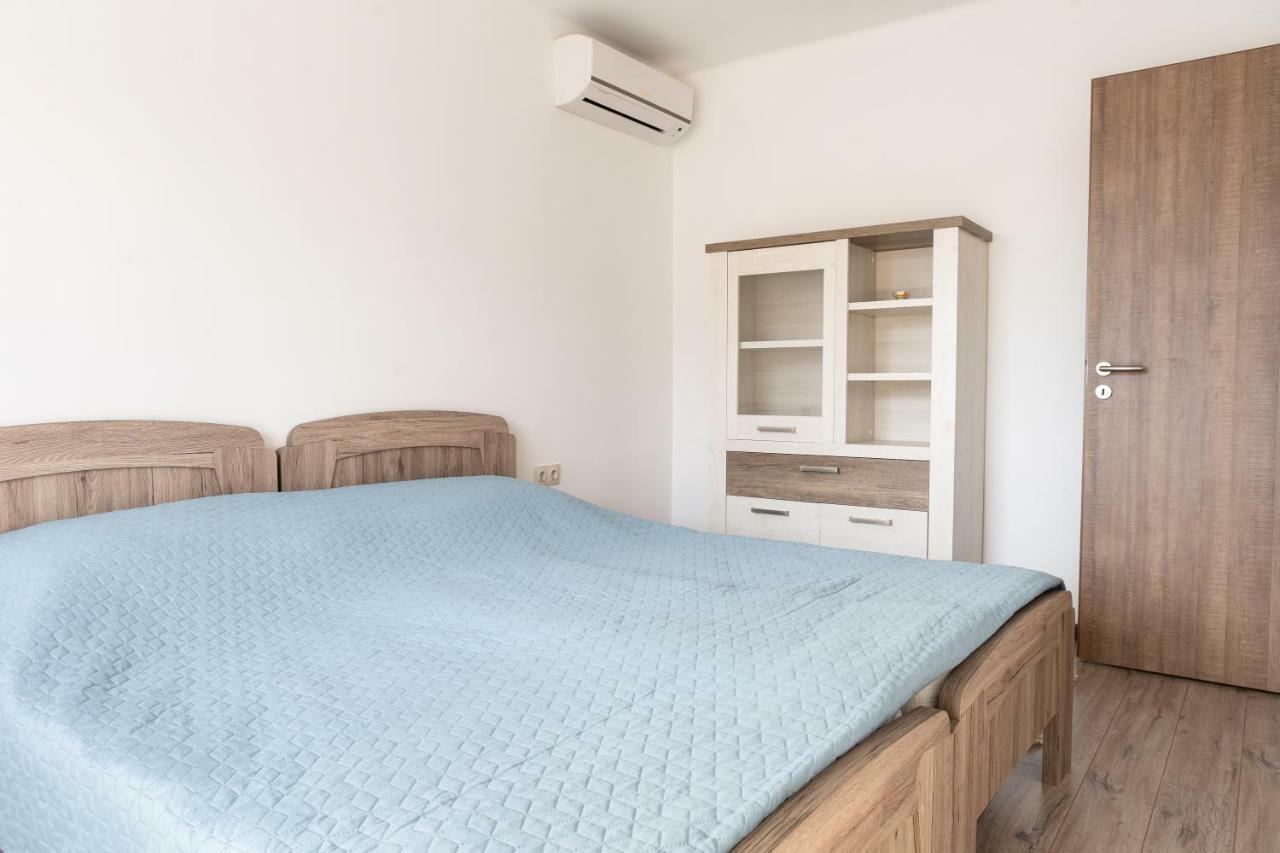 Raba Apartman Sarvar Ngoại thất bức ảnh